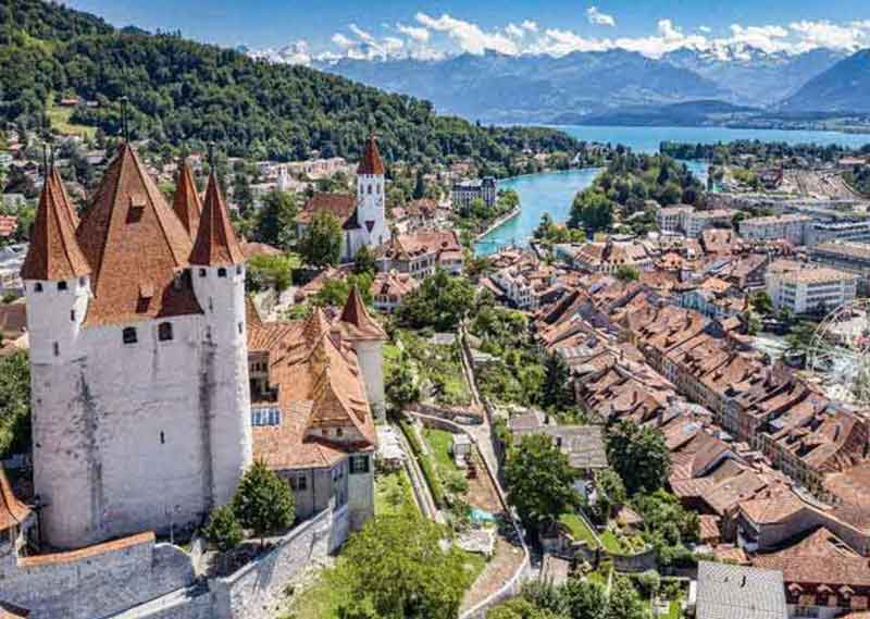 Majestätischer Blick über Stadt und See